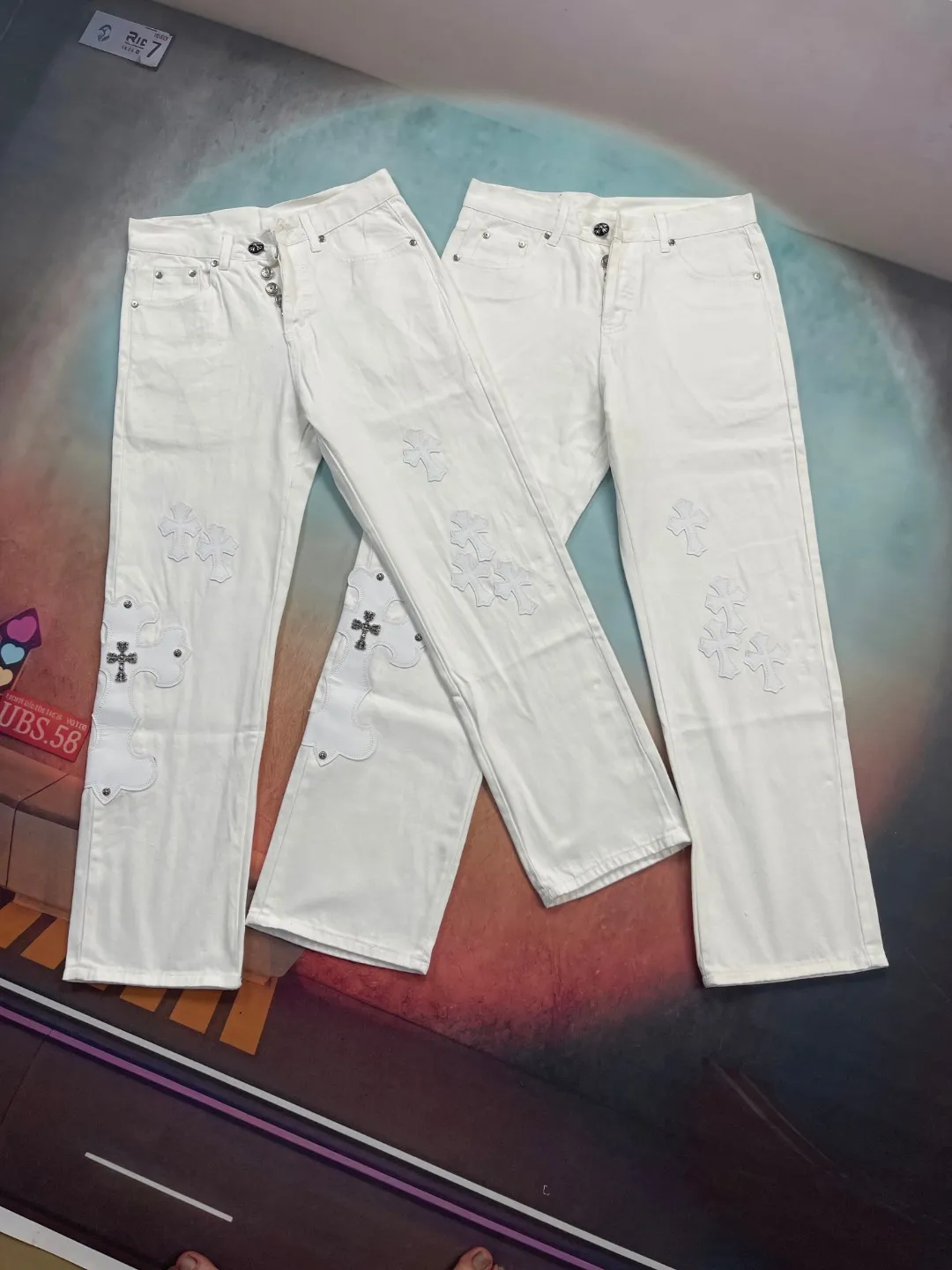 🅿️300 🔘Model No.-KL166 🔘Croxin𝐂𝐡𝐫𝐨𝐦𝐞 𝐇𝐞𝐚𝐫𝐭 White Bull King Metal Cross White Leather Heavy Duty Jeans* The brand of Croxin has always been famous for its high-end and design. The quality of these pants is unparalleled, and a pair is often hard to find at counters. It uses top-notch heavy-duty washing technology, the calf leather laser-cut cross is particularly exquisite, and the aged silver hardware adds a sense of retro and luxury. White denim fabric, paired with a cross leather design, is fashionable and individual. The straight version is also particularly slim. The style is the same for men and women, so whoever wears it will look better! The matching suggestions are as follows: Cool street style: Pair the upper body with a black short crop top, a black leather jacket, and black Martin boots. Wear a silver necklace and ring from Crowe Heart and walk on the street to feel cool. Casual fashion style: wear a simple white cotton T-shirt, a loose denim jacket, and white sneakers. Overall casual and comfortable, suitable for daily travel and shopping. High-end outfit: Pair it with a black silk-textured shirt, tuck it into pants, and put on a pair of black leather shoes. Wearing a black suit jacket will instantly enhance your temperament, and you can attend some formal occasions without any pressure.  Size: S M L XL (28.30.32.34) Color: White